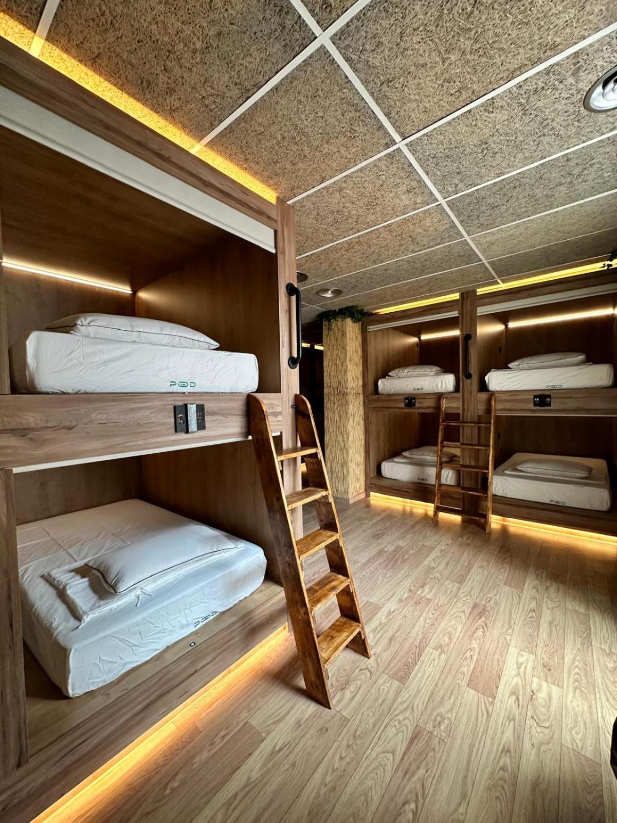 The Pod Suite Hostel Village Valencia Exterior photo